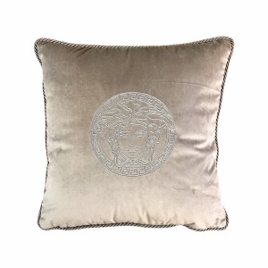 Poduszka welurowa jasno szara haftowana Meduza Wybierz rozmiar