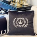 poduszka welurowa z haftem srebrnej korony, poduszka w stylu glamour z monogramem