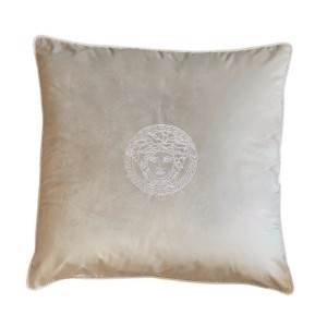 Poduszka welurowa szara z białym haftem Meduza 70x70cm