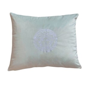 Poduszka welurowa jasnozielona z białym haftem Meduza Wybierz rozmiar