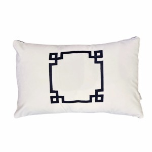 Poduszka welurowa biała haftowana Hampton Elegance prostokąt