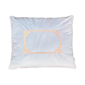 Poduszka welurowa jasno niebieska haftowana Hampton Elegance prostokąt 