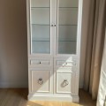 Witryna drewniana biała 2 drzwiowa przeszklona Vouge – witryna do salonu jadalni gabinetu
