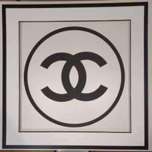 Obraz panel 3 d w czarnej drewnianej ramie litery CC 83x83cm 