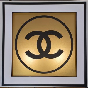 Obraz panel 3 d w czarnej drewnianej ramie litery CC tło złoto  83x83cm  