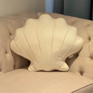 Poduszka welurowa kremowa muszla